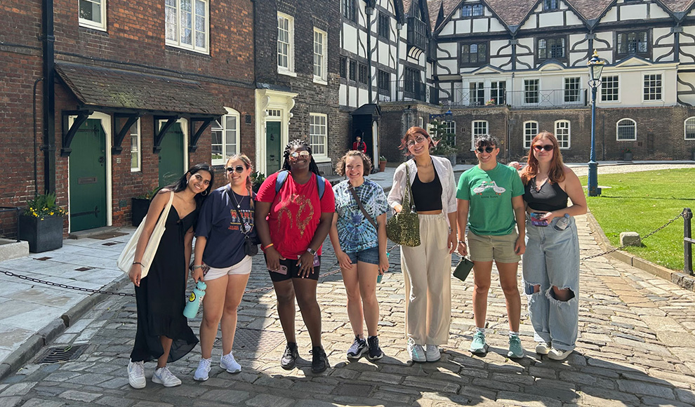 API_Abroad_Customized_Programs_England_990x580 pick your study abroad program